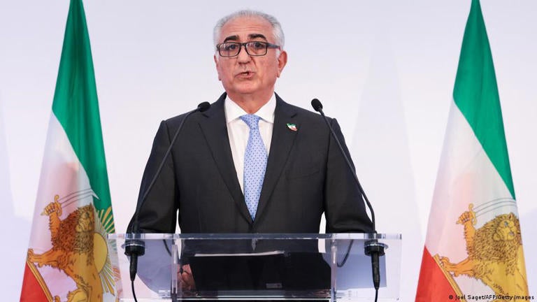 Filho do xá deposto do Irão apela a forças de segurança para "se unirem ao povo"