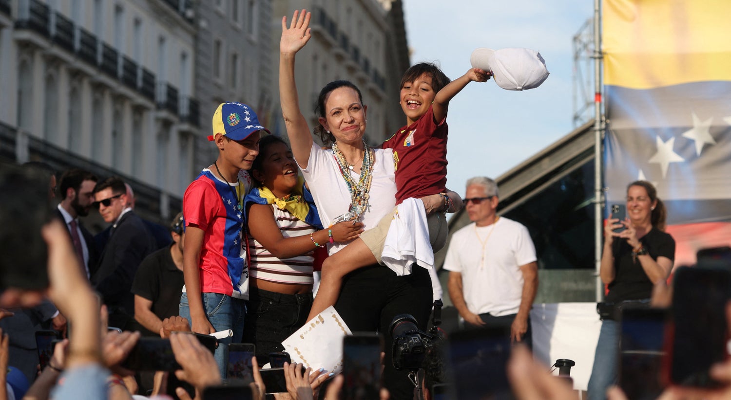 Corina Machado. Milhares de venezuelanos receberam Nobel da Paz em Madrid