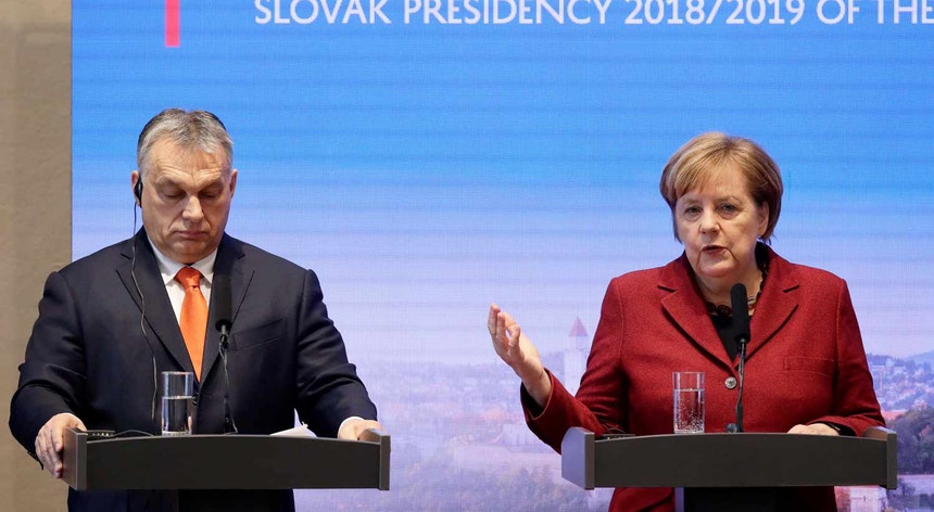 Ainda em fevereiro deste ano Merkel e Orbán partilhavam as mesmas tribunas
