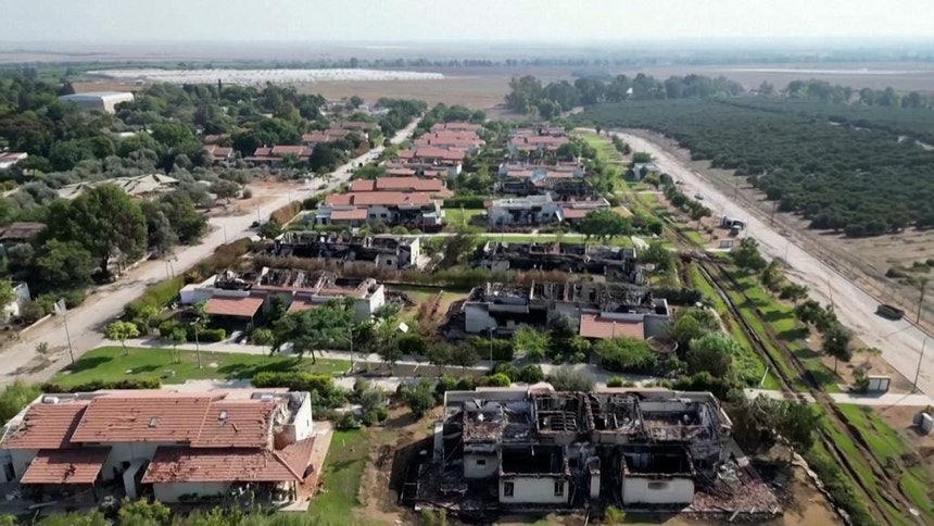 Vista aérea de casas destruídas no ataque do Hamas de 7 de outubro de 2023
