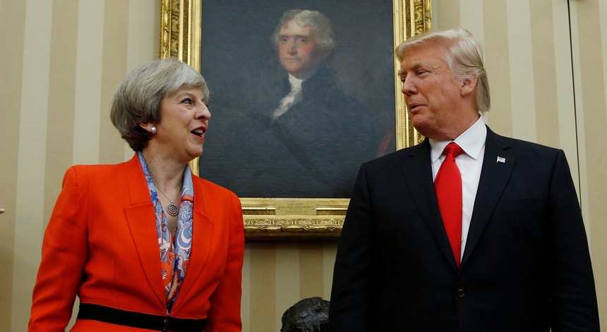 Donald Trump e Theresa May encontraram-se em janeiro na Casa Branca. Voltam a cruzar-se esta quinta-feira na cimeira da NATO. 

