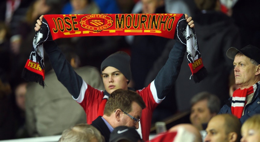 José Mourinho tem o apoio dos adeptos para continuar a conduzir o Man. United no caminho das vitórias
