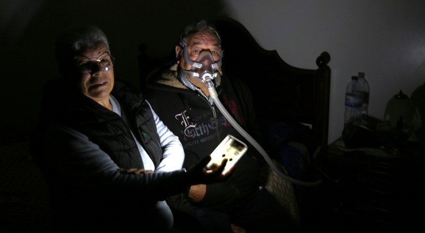 Sem luz há mais 15 dias. Idoso depende de fio improvisado para ligar máquina de oxigénio
