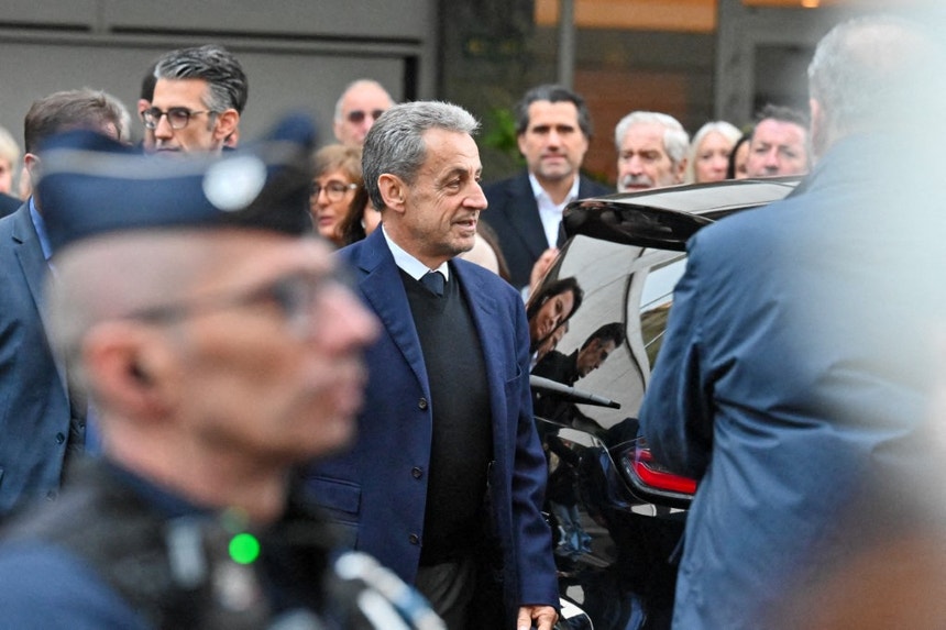 Sarkozy recluso surge em videoconferência ao lado dos advogados
