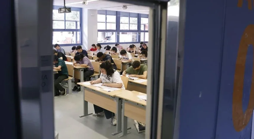 Petição para anular exames nacionais ultrapassa 9.000 assinaturas