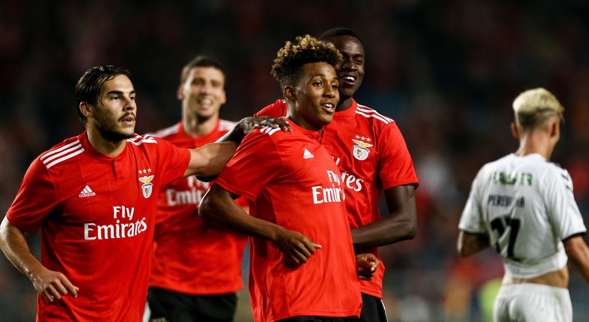 A equipa do Benfica renovou o "onze" habitual titular e eliminou o Sertanense da Taça de Portugal
