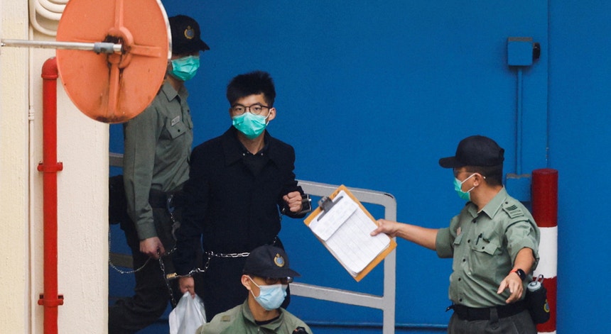 Joshua Wong foi condenado a dez meses de prisão por participar numa vigília para lembrar o massacre de Tiananmen
