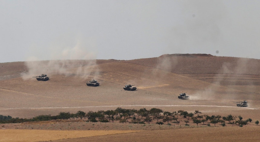 Os tanques do exército turco rumaram à localidade de Jarablus
