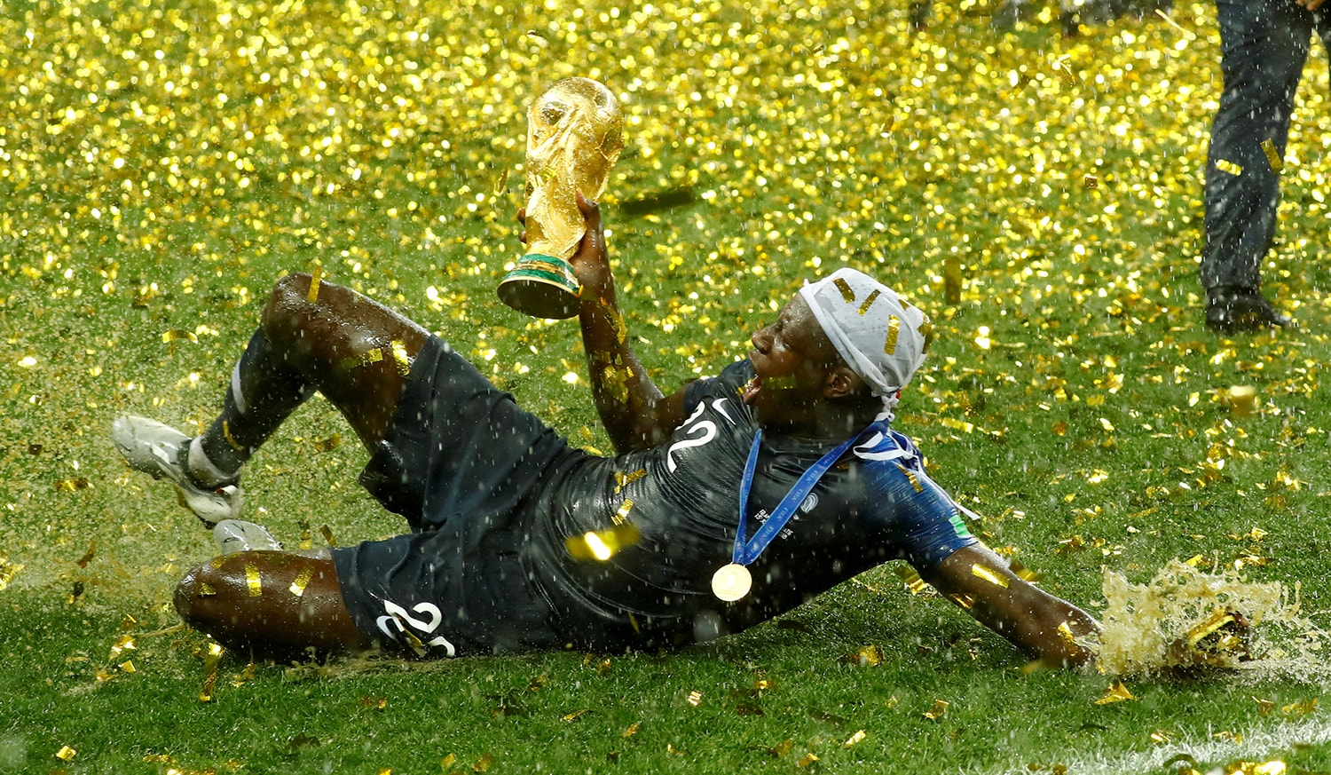  Benjamin Mendy comemora a vit&oacute;ria da sele&ccedil;&atilde;o francesa no Mundial de Futebol /Kai Pfaffenbach - Reuters 