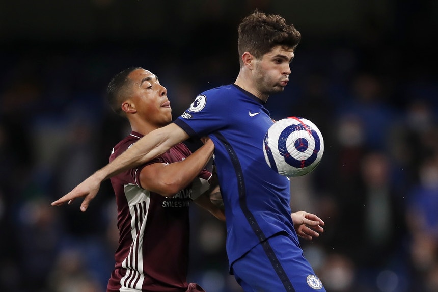 Jorginho marca, e Chelsea busca empate com o Manchester United no