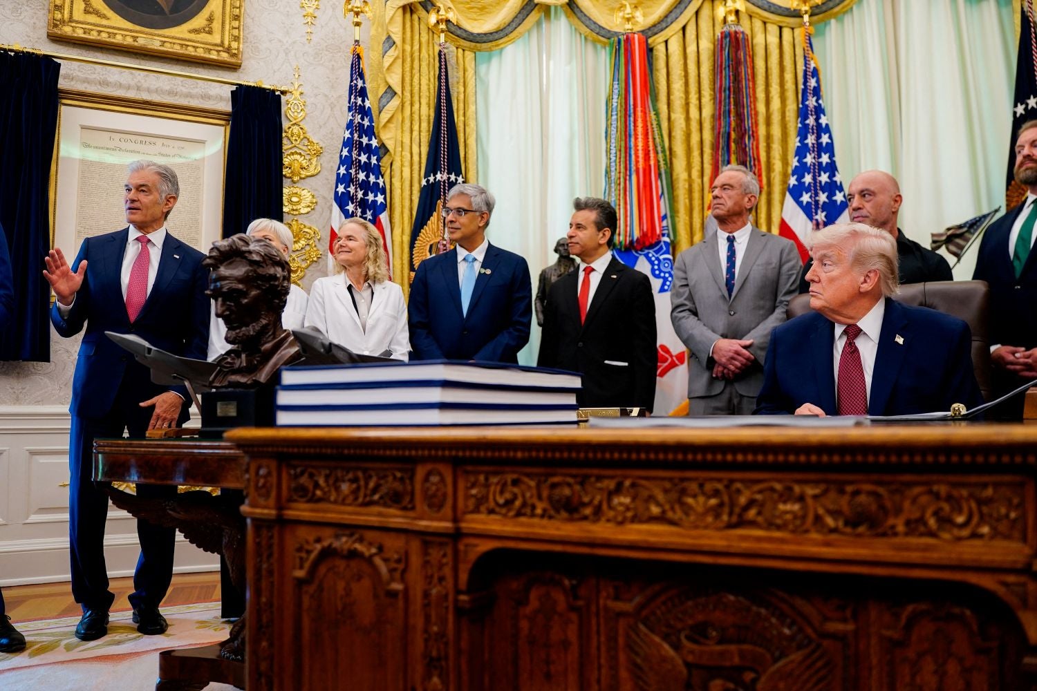 Trump avisa Irão que "não pode chantagear EUA com o Estreito de Ormuz"