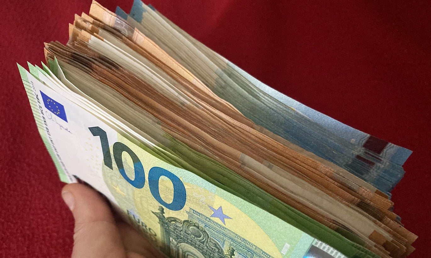 Euro sobe face ao dólar pela quinta sessão consecutiva