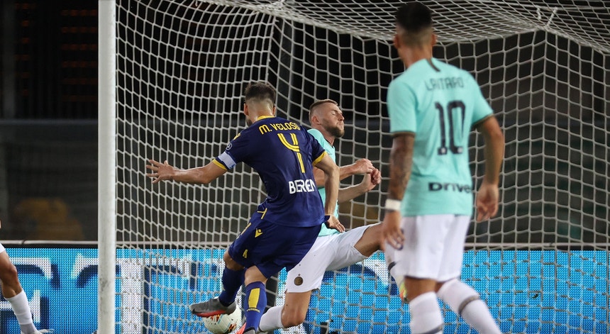 Miguel Veloso, de costas na foto, no momento em que marca o golo que deu o empate ao Verona frente ao Inter
