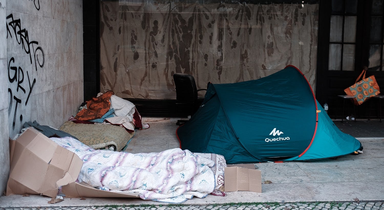 Couples with children and employed people living on the streets of Lisbon