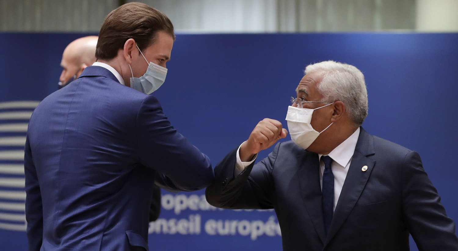  O chanceler austr&iacute;aco Sebastian Kurz cumprimenta Ant&oacute;nio Costa | Stephanie Lecocq - Reuters 