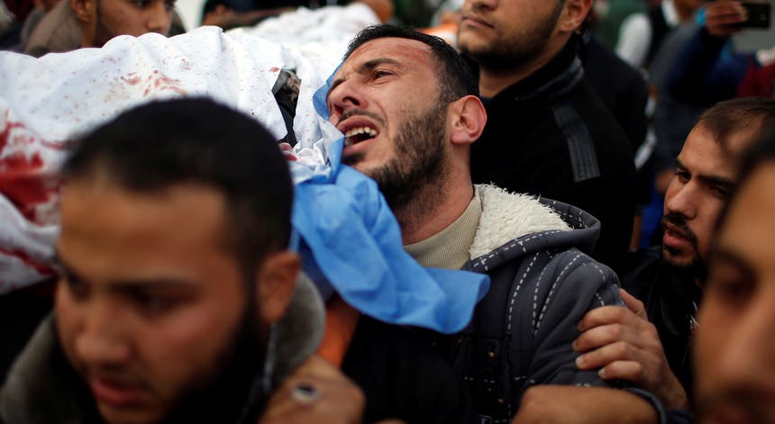 Funeral de um dos quatro palestinianos que morreram desde a declaração de Trump. Foto: Mohammed Salem - Reuters