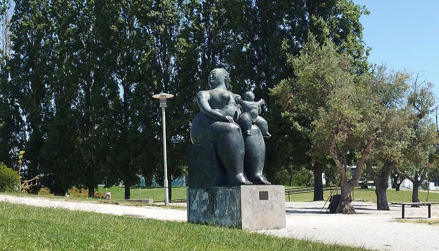 Escultura "Maternidade" de Fernando Botero, no Jardim Amália Rodrigues, Parque Eduardo VII, em Lisboa

