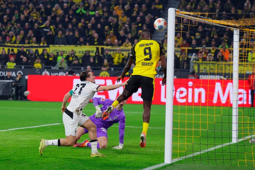 Imagem de Borussia Dortmund vence Monchengladbach e isola-se no segundo lugar