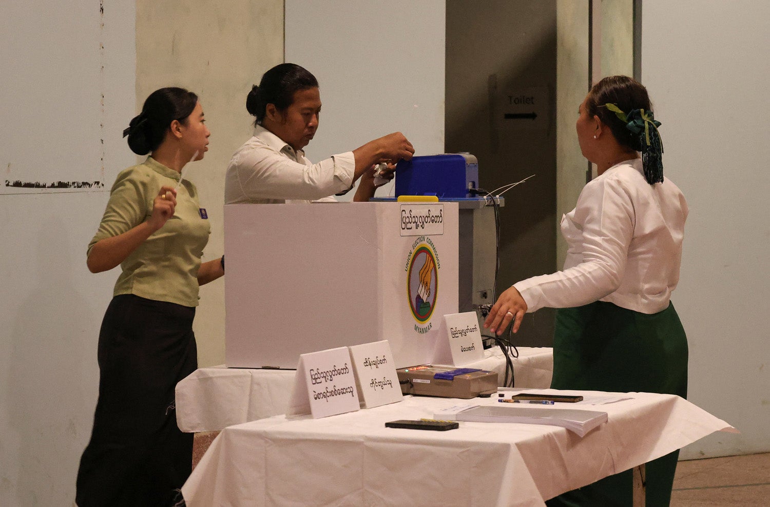 Já abriram as urnas em Myanmar