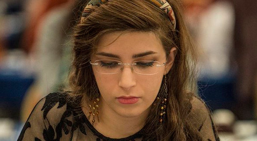 A jovem iraniana grande mestre em xadrez, Dora Derakhshani, em competição - sem véu - em Gibraltar em janeior de 2017.
