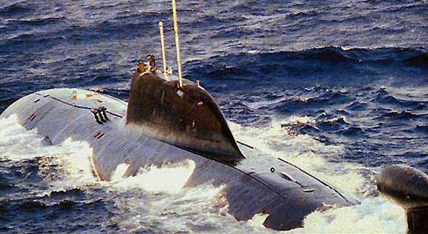 Fotografia de um outro submarino russo afundado ao largo da Noruega
