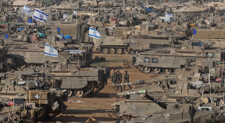 O Tsahal destacou já tanques e tomou o controlo da passagem fronteiriça para o Egito, em Rafah
