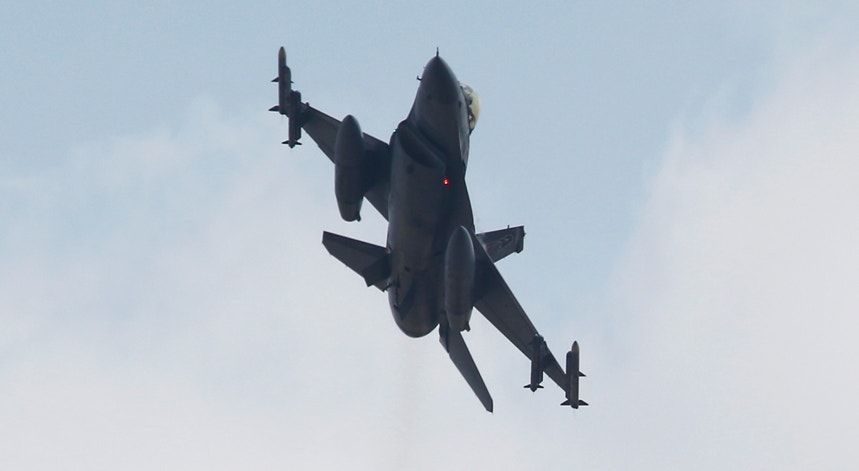 Um caça F-16 turco descola da base de Incirlik, em Adana, no sul da Turquia

