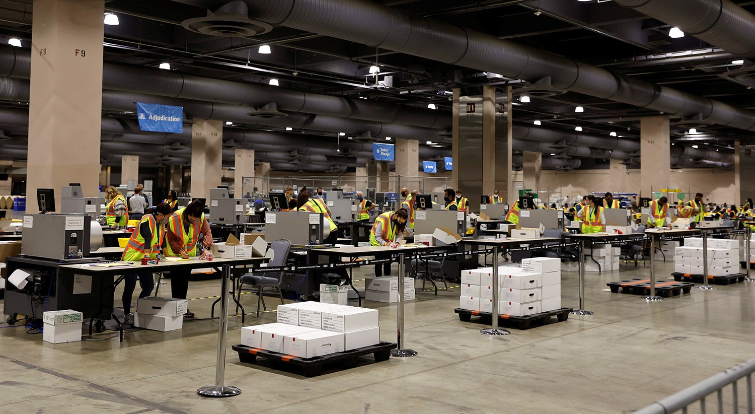  Contagem dos votos por correspond&ecirc;ncia no Centro de Conven&ccedil;&otilde;es da Pensilv&acirc;nia | REUTERS/Rachel Wisniewski 