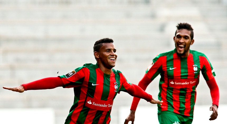 O jogador do Marítimo, Eber Bessa (E), festeja a marcação de um golo contra o Portimonense 
