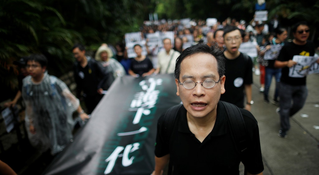 Imagem ilustrativa: Professores com os jovens