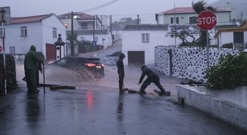 O mau tempo provocou estragos e desalojou nove pessoas nos Açores
