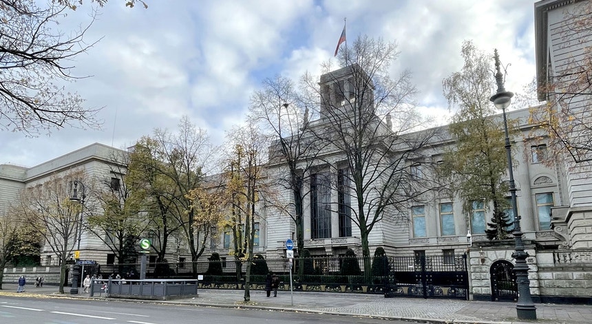 Ein russischer Diplomat wurde in der russischen Botschaft in Berlin tot aufgefunden