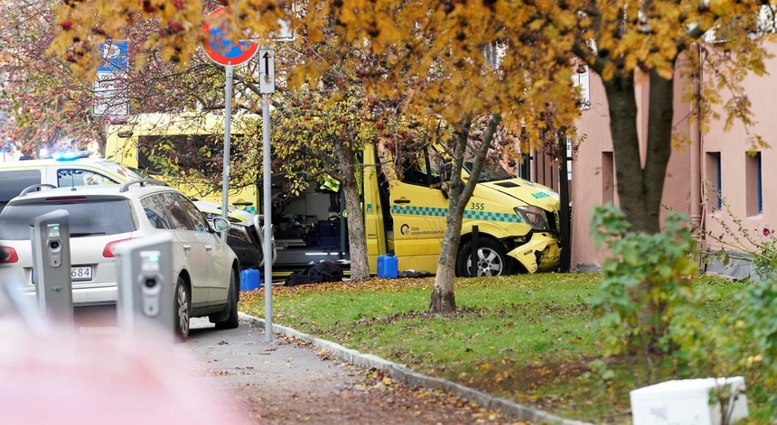 Durante a fuga, o suspeito acabou por sair da estrada e embateu com a ambulância contra um prédio do bairro de Torshov, em Oslo, capital norueguesa.
