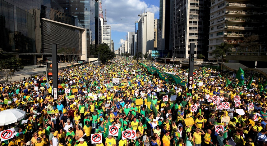 A <i>Folha de São Paulo</i> refere 135 mil pessoas na Avenida Paulista
