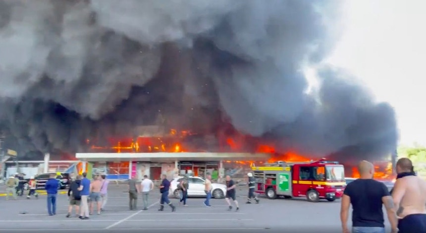Já são 16 o número de mortos resultante do ataque ao centro comercial na cidade ucraniana de Kremenchuk
