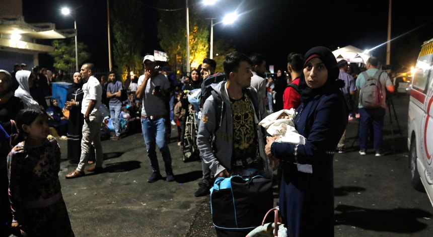 Famílias em fuga aos ataques de Israel no sul do Líbano fotografadas na passagem fronteiriça de Masnaa, em Jdeidat Yabous, Síria
