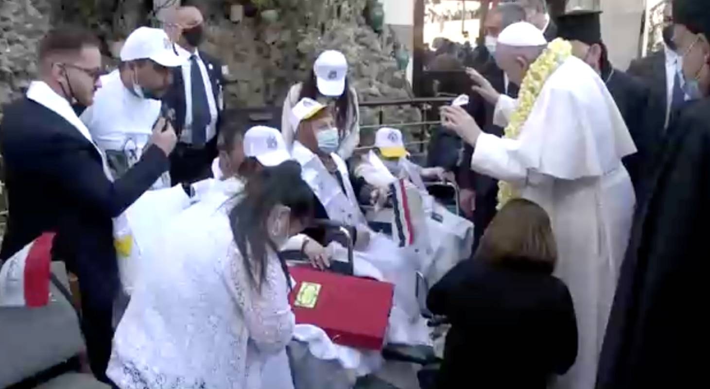  Papa sa&uacute;da fieis junto da Igreja Our Lady of Salvation | Iraqya Tv - Reuters  