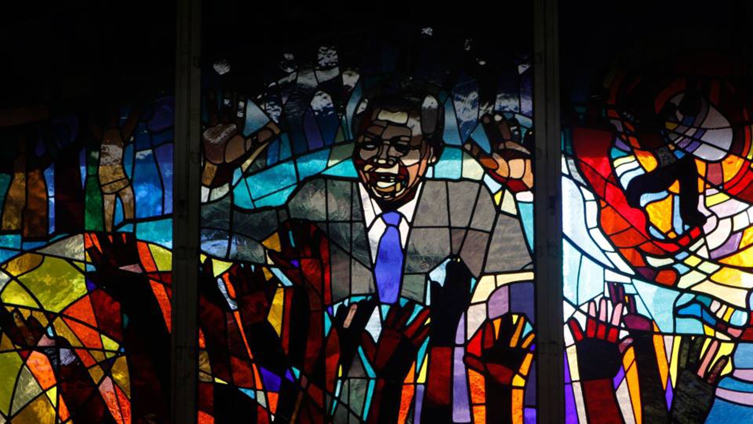  Vitral Nelson Mandela na Igreja cat&oacute;lica Regina Mundi, Soweto, o &uacute;nico dedicado numa igreja ainda durante o tempo de vida do visado.(Dezembro 2013) /Foto: Ant&oacute;nio Mateus - RTP 