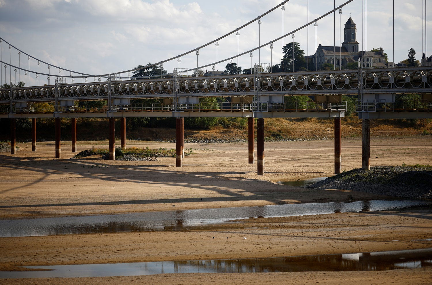 Um aspecto do rio Loire em Fran&ccedil;a durante a seca de 2022 - Foto: Reuters