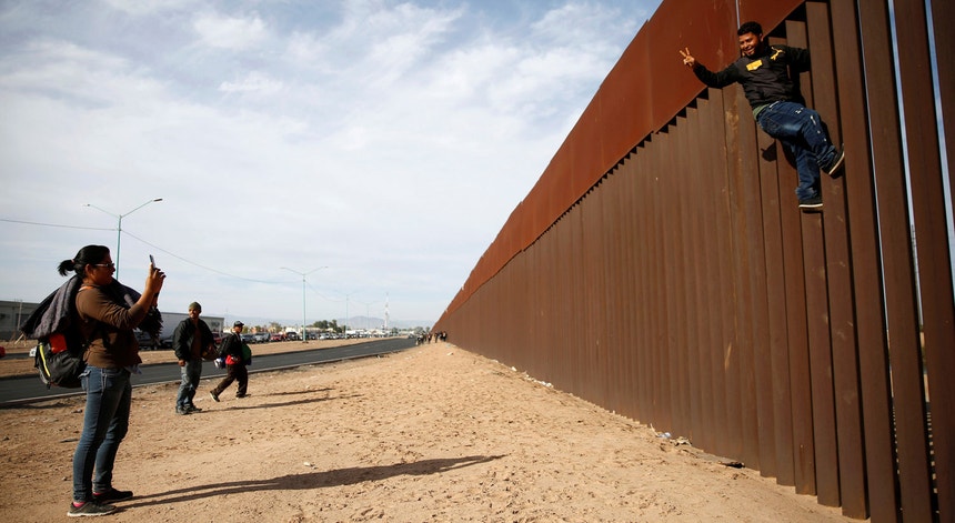 Migrantes na fronteira entre o México e os EUA

