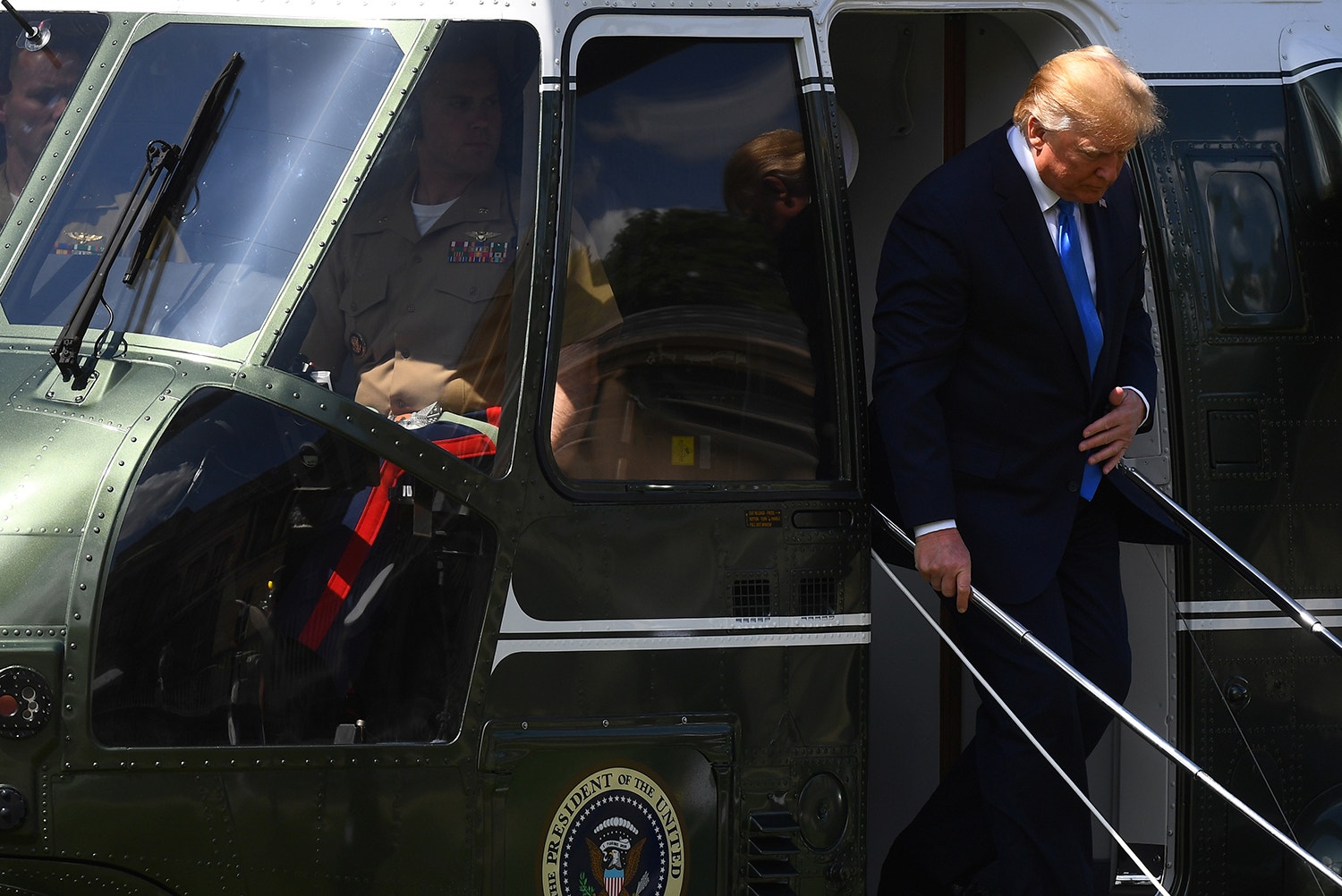  Donald Trump e a primeira dama Melania, foram transportados de helic&oacute;ptero para o Pal&aacute;cio de Buckingham /Kevin Coombs - Reuters 