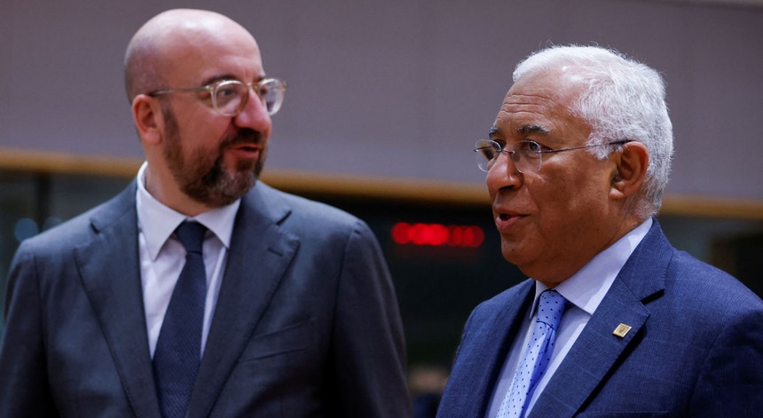 O Presidente do Conselho Europeu, Charles Michel, com o primeiro-ministro de Portugal, António Costa, em Bruxelas

