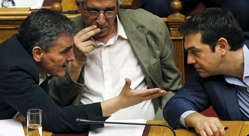 O primeiro-ministro grego, Alexis Tsipras, e os ministros das Finanças, Euclid Tsakalotos, e da Justiça, Nikos Paraskevopoulos, durante a discussão de novas medidas de austeridade

