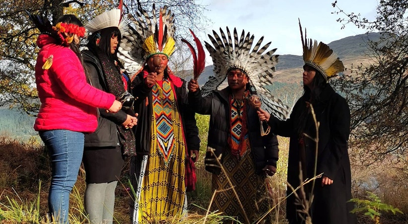  Ritual de indigenas brasileiros a aben&ccedil;oar a floresta escocesa | Tiago Passos - RTP 