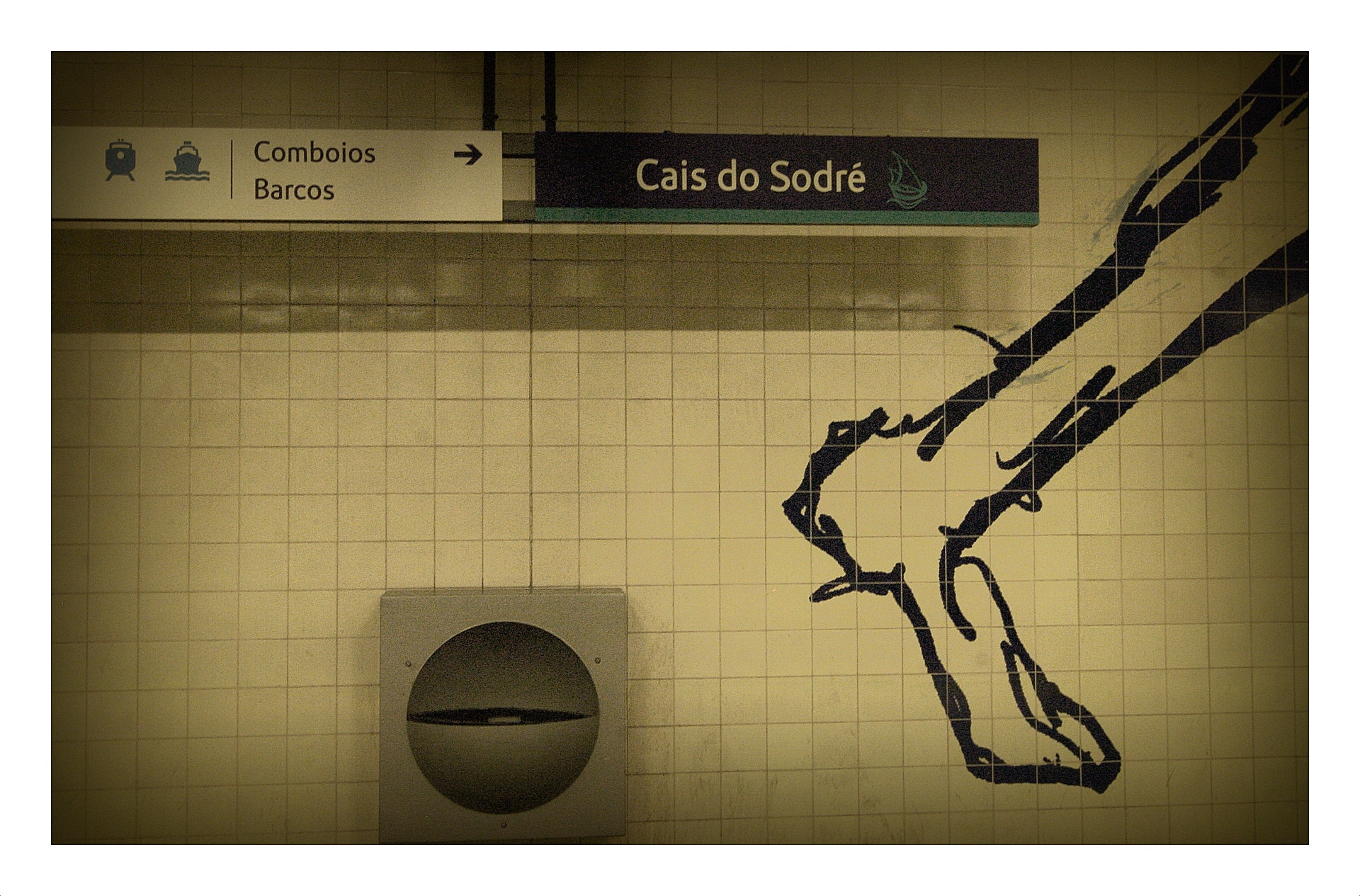  Cais do Sodr&eacute;: foi inaugurada a 18 de agosto de 1998 no &acirc;mbito da expans&atilde;o da linha do Metropolitano &agrave; zona do Cais do Sodr&eacute;. O projeto arquitet&oacute;nico &eacute; de Pedro Botelho e Nuno Teot&oacute;nio Pereira e as interven&ccedil;&otilde;es pl&aacute;sticas do pintor Ant&oacute;nio Dacosta, que antes de falecer deixou os esbo&ccedil;os que foram posteriormente integrados de acordo com a interpreta&ccedil;&atilde;o do pintor Pedro Morais. Faz interface com a esta&ccedil;&atilde;o ferrovi&aacute;ria do Cais do Sodr&eacute;, que serve a linha de Cascais, e com a esta&ccedil;&atilde;o fluvial que liga Lisboa a Cacilhas, Seixal e Montijo. Foi distinguida em 2008 com o Pr&eacute;mio Valmor.  
