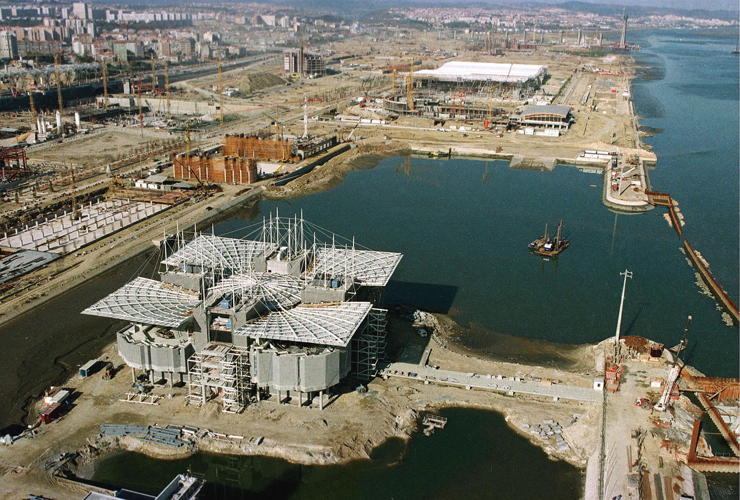  A constru&ccedil;&atilde;o em 1996 /Foto: Jos&eacute; Manuel Ribeiro - Reuters 