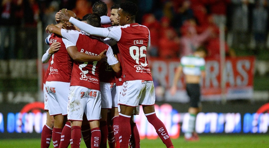 Os jogadores do SC Braga festejam após marcarem um golo contra o Leça 
