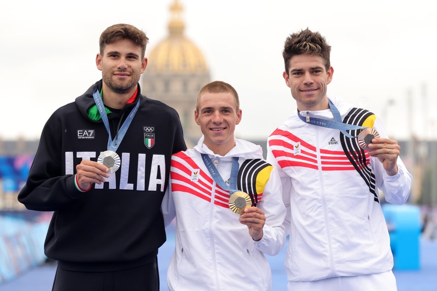 Da esquerda para a direita: Filippo Ganna, Itália (Prata), Remco Evenepoel, Bélgica (Ouro) e Wout van Aert, Bélgica (Bronze), posam com as medalhas após o contra-relógio individual masculino nas competições de ciclismo de estrada, em Paris.
