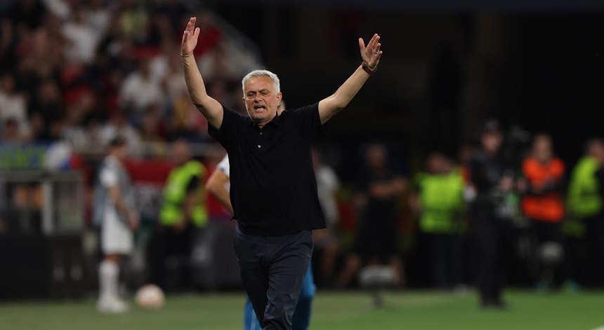 José Mourinho festeja a conquista do sexto lugar na Serie A
