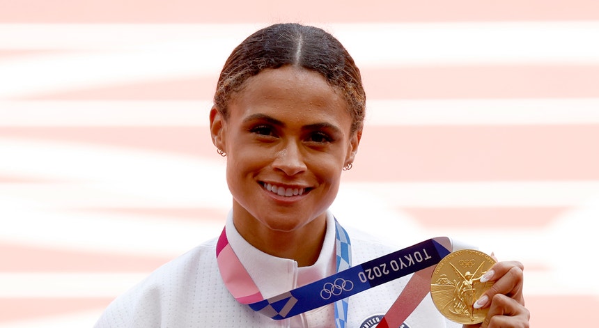 A jovem norte-americana bateu o recorde mundial dos 400 metros barreiras e arrecadou o ouro
